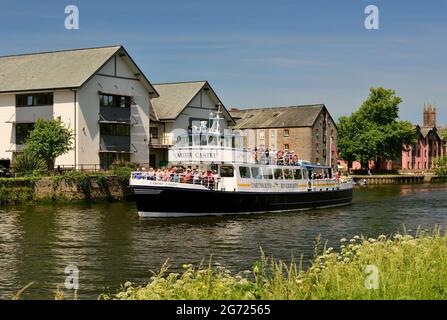 Dartmouth Riverboats 'Cardiff Castle' verlassen Totnes auf dem Fluss Dart. Während der Coronavirus-Pandemie tragen die Passagiere Gesichtsmasken. Stockfoto