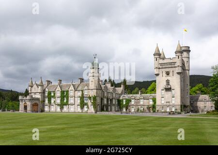 Balmoral Castle and Gardens aus South Lawn, Royal Deeside, Aberdeenshire, Schottland, Großbritannien Stockfoto