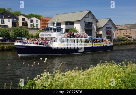 Dartmouth Riverboats 'Cardiff Castle' verlassen Totnes auf dem Fluss Dart. Während der Coronavirus-Pandemie tragen die Passagiere Gesichtsmasken. Stockfoto