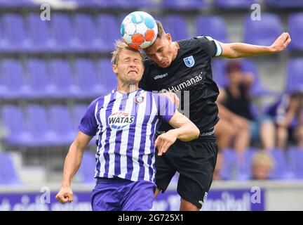 Aue, Deutschland. Juli 2021. Fußball: Testspiel, FC Erzgebirge Aue - 1. FC Magdeburg, im Erzgebirge Stadion. Aues Jan Hochscheidt (l.) gegen Magdeburger Tobias Müller. Quelle: Robert Michael/dpa-Zentralbild/ZB - WICHTIGER HINWEIS: Gemäß den Bestimmungen der DFL Deutsche Fußball Liga und/oder des DFB Deutscher Fußball-Bund ist es untersagt, im Stadion und/oder vom Spiel aufgenommene Fotos in Form von Sequenzbildern und/oder videoähnlichen Fotoserien zu verwenden oder zu verwenden./dpa/Alamy Live News Stockfoto