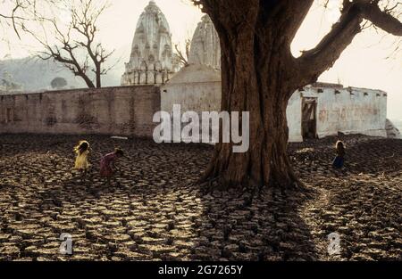 INDIEN, Staat Gujarat, Narmada Fluss und Dämme, Reservoir des Narmada Staudamms Sardar Sarovar Projekt im Stammesdorf Manibeli, untergetaucht alten Shoolpaneshwar Mahadev hindu-Tempel, blieb Schlamm nach dem ersten Eintauchen 1993, Bild aufgenommen am 1994. februar, heute ist der Tempel dauerhaft unter Wasser im Staudamm Reservoir, Der Tempel hatte einen Swayambhu Shivalinga und war ein wichtiger Ort für den Narmada Parikrama, eine heilige Wallfahrt entlang des Flusses / INDIEN, Gujerat, Narmada Fluss und Staudaemme, Stausee des Sardar Sarovar Projekt Staudamm, durch Flutung zerstoerter Hindu Tempel des Adivasi Dorf Manibeli Stockfoto