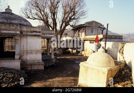 INDIEN, Staat Gujarat, Narmada Fluss und Dämme, Reservoir des Narmada Staudamms Sardar Sarovar Projekt im Stammesdorf Manibeli, untergetaucht alten Shoolpaneshwar Mahadev hindu-Tempel, blieb Schlamm nach dem ersten Eintauchen 1993, Bild aufgenommen am 1994. februar, heute ist der Tempel dauerhaft unter Wasser im Staudamm Reservoir, Der Tempel hatte einen Swayambhu Shivalinga und war ein wichtiger Ort für den Narmada Parikrama, eine heilige Wallfahrt entlang des Flusses / INDIEN, Gujerat, Narmada Fluss und Staudaemme, Stausee des Sardar Sarovar Projekt Staudamm, durch Flutung zerstoerter Hindu Tempel des Adivasi Dorf Manibeli Stockfoto