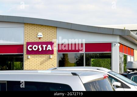 Andover, England - Juni 2021: Außenansicht eines Zweiges von Costa Coffee Stockfoto