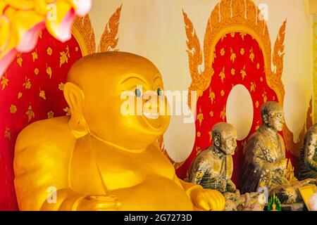 Goldene fette Lachende Buddha-Statue im Wat Phra Yai Big Buddha Tempel auf Koh Samui Insel Surat Thani Thailand. Stockfoto