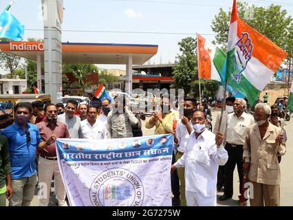 Beawar, Indien. Juli 2021. Aktivisten der National Student Union of India (NSUI) und des Kongresses protestieren gegen die Modi-Regierung der Central wegen einer Preiserhöhung für Benzin-, Diesel- und Flüssiggas-Flaschen (Liquified Petroleum Gas) an einer Kraftstoffpumpe in Beawar. (Foto: Sumit Saleswat/Pacific Press) Quelle: Pacific Press Media Production Corp./Alamy Live News Stockfoto