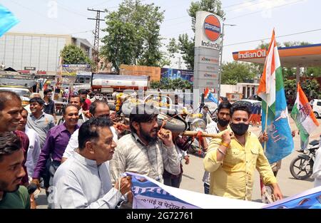 Beawar, Indien. Juli 2021. Aktivisten der National Student Union of India (NSUI) und des Kongresses protestieren gegen die Modi-Regierung der Central wegen einer Preiserhöhung für Benzin-, Diesel- und Flüssiggas-Flaschen (Liquified Petroleum Gas) an einer Kraftstoffpumpe in Beawar. (Foto: Sumit Saleswat/Pacific Press) Quelle: Pacific Press Media Production Corp./Alamy Live News Stockfoto