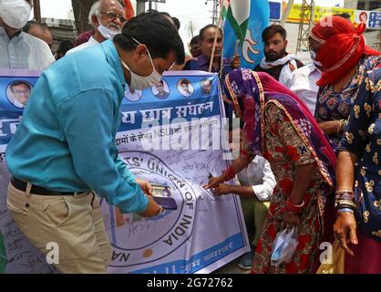 Beawar, Indien. Juli 2021. Aktivisten der National Student Union of India (NSUI) und des Kongresses nehmen während einer Unterschriftenkampagne gegen die Modi-Regierung der Central Unterschriften der Öffentlichkeit über die Preiserhöhung von Benzin-, Diesel- und Flüssiggas-Gasflaschen (Liquified Petroleum Gas) an einer Kraftstoffpumpe in Beawar entgegen. (Foto: Sumit Saleswat/Pacific Press) Quelle: Pacific Press Media Production Corp./Alamy Live News Stockfoto