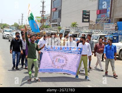 Beawar, Indien. Juli 2021. Aktivisten der National Student Union of India (NSUI) und des Kongresses protestieren in Beawar gegen die Modi-Regierung der Central wegen einer Preiserhöhung für Benzin-, Diesel- und Flüssiggas-Flaschen (Liquified Petroleum Gas). (Foto: Sumit Saleswat/Pacific Press) Quelle: Pacific Press Media Production Corp./Alamy Live News Stockfoto