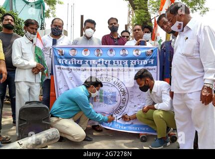 Beawar, Indien. Juli 2021. Aktivisten der National Student Union of India (NSUI) und des Kongresses nehmen während einer Unterschriftenkampagne gegen die Modi-Regierung der Central Unterschriften der Öffentlichkeit über die Preiserhöhung von Benzin-, Diesel- und Flüssiggas-Gasflaschen (Liquified Petroleum Gas) an einer Kraftstoffpumpe in Beawar entgegen. (Foto: Sumit Saleswat/Pacific Press) Quelle: Pacific Press Media Production Corp./Alamy Live News Stockfoto