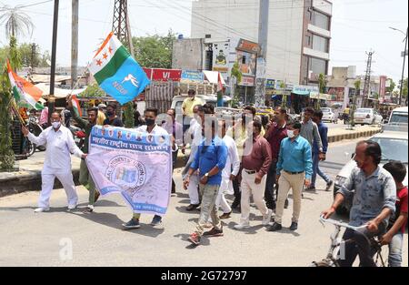 Beawar, Indien. Juli 2021. Aktivisten der National Student Union of India (NSUI) und des Kongresses protestieren in Beawar gegen die Modi-Regierung der Central wegen einer Preiserhöhung für Benzin-, Diesel- und Flüssiggas-Flaschen (Liquified Petroleum Gas). (Foto: Sumit Saleswat/Pacific Press) Quelle: Pacific Press Media Production Corp./Alamy Live News Stockfoto