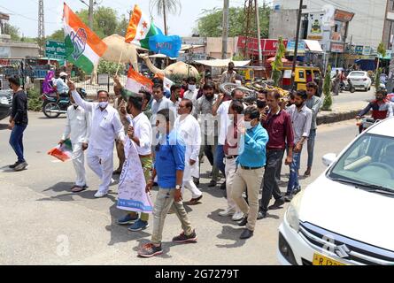 Beawar, Indien. Juli 2021. Aktivisten der National Student Union of India (NSUI) und des Kongresses protestieren in Beawar gegen die Modi-Regierung der Central wegen einer Preiserhöhung für Benzin-, Diesel- und Flüssiggas-Flaschen (Liquified Petroleum Gas). (Foto: Sumit Saleswat/Pacific Press) Quelle: Pacific Press Media Production Corp./Alamy Live News Stockfoto