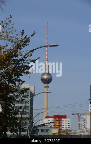 Berlin- Der Berliner Fernsehturm . 368 m hoher Turm, eröffnet 1969, mit Aussichtsplattform in 203 m Höhe & sich drehendem Restaurant in 207 m. Stockfoto