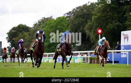 Native Trail, der von Jockey William Buick (Mitte) auf dem Weg zum Sieg der bet365 Superlative Stakes beim Darley July Cup Day des Moet and Chandon July Festival 2021 auf der Rennbahn Newmarket gefahren wird. Bilddatum: Samstag, 10. Juli 2021. Stockfoto