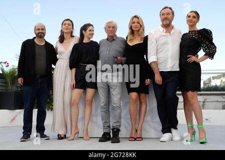 Cannes, Frankreich. Juli 2021. Die Darsteller des Films „Benedetta“ posieren während einer Fotoserie bei der 74. Auflage der Filmfestspiele von Cannes am 10. Juli 2021 in Cannes, Südfrankreich. Quelle: Xinhua/Alamy Live News Stockfoto