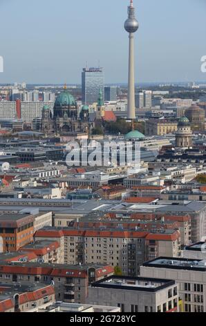 Berlin- Der Berliner Fernsehturm . 368 m hoher Turm, eröffnet 1969, mit Aussichtsplattform in 203 m Höhe & sich drehendem Restaurant in 207 m. Stockfoto