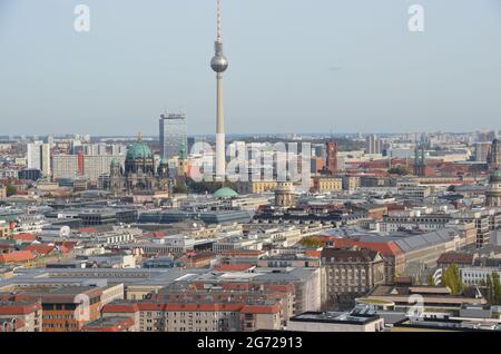 Berlin- Der Berliner Fernsehturm . 368 m hoher Turm, eröffnet 1969, mit Aussichtsplattform in 203 m Höhe & sich drehendem Restaurant in 207 m. Stockfoto
