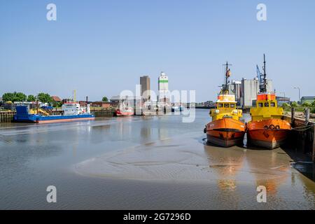 Ebbe im Hafen von Husum, Deutschland Stockfoto