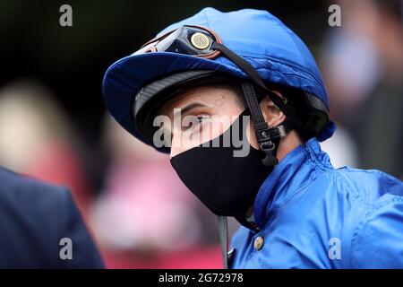 Jockey William Buick nach dem Gewinn des bet365 Mile Handicap auf der Royal Fleet beim Darley July Cup Day des Moet and Chandon July Festival 2021 auf der Rennbahn Newmarket. Bilddatum: Samstag, 10. Juli 2021. Stockfoto