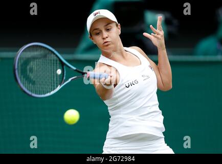 London, Großbritannien. Juli 2021. Ashleigh Barty aus Australien tritt während des Frauen-Einzel-Finales zwischen Ashleigh Barty aus Australien und Karolina Pliskova aus der Tschechischen Republik bei den Wimbledon Championships in London, Großbritannien, 10. Juli 2021 an.Quelle: Han Yan/Xinhua/Alamy Live News Stockfoto