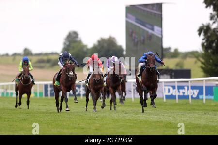 Native Trail, der von Jockey William Buick (rechts) auf dem Weg zum Sieg der bet365 Superlative Stakes beim Darley July Cup Day des Moet and Chandon July Festivals 2021 auf der Rennbahn Newmarket gefahren wird. Bilddatum: Samstag, 10. Juli 2021. Stockfoto
