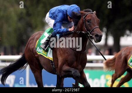Native Trail, der von Jockey William Buick auf dem Weg zum Sieg der bet365 Superlative Stakes beim Darley July Cup Day des Moet and Chandon July Festivals 2021 auf der Rennbahn Newmarket gefahren wird. Bilddatum: Samstag, 10. Juli 2021. Stockfoto