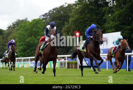 Native Trail, der von Jockey William Buick (zweiter rechts) auf dem Weg zum Sieg der bet365 Superlative Stakes beim Darley July Cup Day des Moet and Chandon July Festivals 2021 auf der Rennbahn Newmarket gefahren wird. Bilddatum: Samstag, 10. Juli 2021. Stockfoto