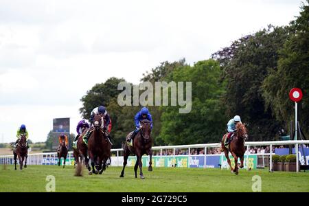 Native Trail, der von Jockey William Buick (Mitte) auf dem Weg zum Sieg der bet365 Superlative Stakes beim Darley July Cup Day des Moet and Chandon July Festival 2021 auf der Rennbahn Newmarket gefahren wird. Bilddatum: Samstag, 10. Juli 2021. Stockfoto