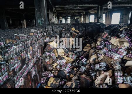 Narayanganj, Bangladesch. Juli 2021. Innenansicht einer verbrannten Hashem Foods Limited-Fabrik in Rupganj, Bezirk Narayanganj am Stadtrand von Dhaka. Bei einem massiven Brand in einer Lebensmittelverarbeitungsfabrik in Bangladesch wurden mindestens 52 Menschen getötet, die von Flammen gefangen waren und viele Arbeiter unter Berufung auf Polizeibeamte gezwungen haben, aus den oberen Stockwerken um ihr Leben zu springen. Kredit: SOPA Images Limited/Alamy Live Nachrichten Stockfoto