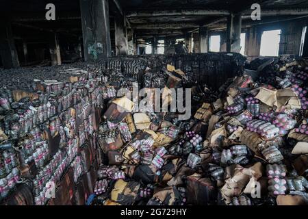 Narayanganj, Bangladesch. Juli 2021. Innenansicht einer verbrannten Hashem Foods Limited-Fabrik in Rupganj, Bezirk Narayanganj am Stadtrand von Dhaka. Bei einem massiven Brand in einer Lebensmittelverarbeitungsfabrik in Bangladesch wurden mindestens 52 Menschen getötet, die von Flammen gefangen waren und viele Arbeiter unter Berufung auf Polizeibeamte gezwungen haben, aus den oberen Stockwerken um ihr Leben zu springen. (Foto: Zabed Hasnain Chowdhury/SOPA Images/Sipa USA) Quelle: SIPA USA/Alamy Live News Stockfoto