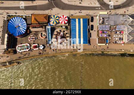 BRIDLINGTON, GROSSBRITANNIEN, - 9. JULI 2021. Luftlandschaftsansicht des Kirmes und der Strandpromenade der kleinen Küstenstadt Bridlington in Yorkshire. Stockfoto