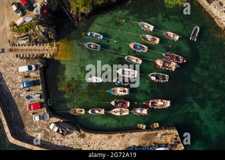 COVERACK, CORNWALL, GROSSBRITANNIEN – 30. JUNI 2021. Luftaufnahme des malerischen Hafens und Dorfes Coverack in Cornwall, Großbritannien Stockfoto