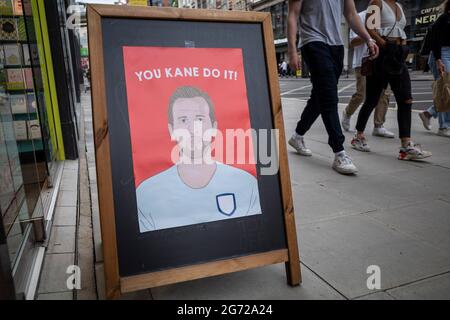 London, Großbritannien. 10. Juli 2021. Ein Sandwich-Brett vor einem Schreibwarenladen in Holborn zeigt Unterstützung für die englische Nationalmannschaft und den englischen Kapitän Harry Kane. Italien spielt morgen Abend im Finale der Euro 2020 im Wembley Stadium England. Es ist das erste große Finale, in dem England seit dem Gewinn der Weltmeisterschaft im Jahr 1966 gespielt haben wird, aber Italien bleibt in den letzten 33 Spielen ungeschlagen. Kredit: Stephen Chung / Alamy Live Nachrichten Stockfoto