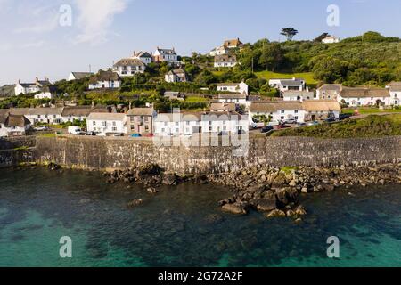 COVERACK, CORNWALL, GROSSBRITANNIEN – 30. JUNI 2021. Cornish Cottages und Villen mit Blick auf das Meer in Coverack Stockfoto