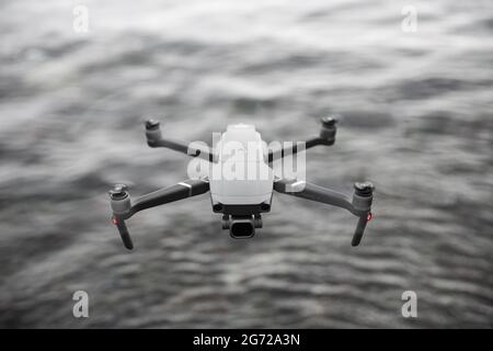 CORNWALL, GROSSBRITANNIEN – 29. JUNI 2021. Eine unbemannte Drohne von DJI Mavic Pro 2, die über Wasser fliegt und der Kamera mit Kopierraum gegenübersteht Stockfoto