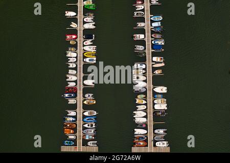 Luftaufnahme einer Anlegestelle eines Segelclubs in Helford, Cornwall voller kleiner Boote Stockfoto