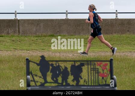 Shoeburyness, Essex, Großbritannien. Juli 2021. Aufgrund der COVID-19-Pandemie wurde der Triathlon 2020 verschoben, um wieder zurückzukehren, da die Beschränkungen für 2021 aufgehoben werden. Die Wettkämpfer, die im Shoeburyness-Gebiet östlich von Southend on Sea stattfinden, begannen den Wettbewerb mit einem 750-Meter-Schwimmen in der Themse-Mündung, bevor sie mit ihren Fahrrädern eine 20km-Fahrt durch Landstraßen und einen 5km-Lauf im Gunners Park an der Küste zurücknahmen Seine imposanten Verteidigungsstrukturen im Krieg. Das ehemalige Mod-Gebiet ist heute ein Naturschutzgebiet und beliebtes Wandergebiet Stockfoto