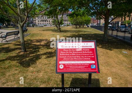 Schild von Worcester Common mit Anweisungen in der Innenstadt von Worcester, Massachusetts, USA. Stockfoto