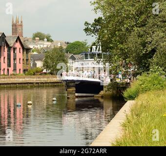 Passagiere, die in Totnes an Bord der Dartmouth Riverboats „Cardiff Castle“ gehen, fahren entlang des Flusses Dart nach Dartmouth. Stockfoto