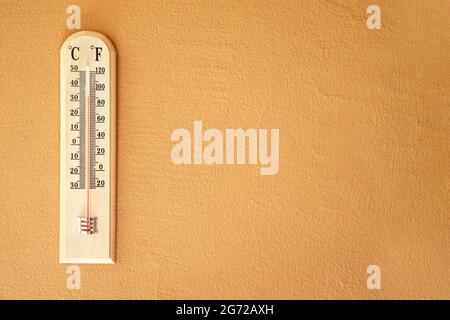 Thermometer mit hoher Sommertemperatur Stockfoto