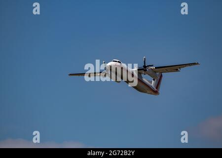 Montreal, Quebec, Kanada - 06 27 2021: Air Inuit Dash8 300 Frachtabheben von Montreal. Stockfoto