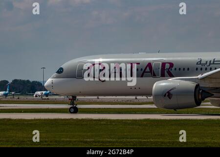 Montreal, Quebec, Kanada - 06 27 2021: Qatar Airbus A350 landet in Montreal. Stockfoto