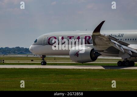 Montreal, Quebec, Kanada - 06 27 2021: Qatar Airbus A350 landet in Montreal. Stockfoto