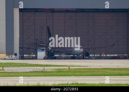 Montreal, Quebec, Kanada - 06 27 2021: Air Canada Airbus A330-300 wird im Hangar in Montreal gewartet. Stockfoto