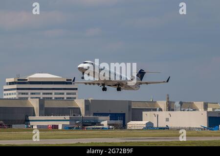 Montreal, Quebec, Kanada - 06 27 2021: United Express (Air Wisconsin) CRJ 200 starten in Montreal. Registrierung N436AW. Stockfoto