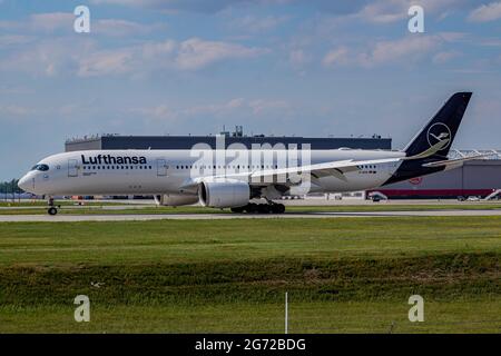Montreal, Quebec, Kanada - 06 27 2021: Lufthansa Airbus A350-900 mit der neuen Lackierung in Montreal. Stockfoto