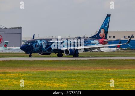 Montreal, Quebec, Kanada - 07 07 2021: WestJet's Walt Disney World Lackierung auf ihrer 737-8CT Landung in Montreal. Registrierung C-GWSZ Stockfoto