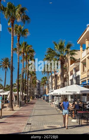 Colonia de Sant Jordi, Spanien; 02 2021. juli: Promenade der mallorquinischen Stadt Colonia de Sant Jordi mit Touristen, die entlang der Promenade spazieren Stockfoto