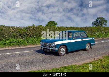 1970 70er Jahre blauer Triumph Vitesse kompakter Sechszylinderwagen von Standard-Triumph 1996ccm Benzin 2dr auf dem Weg zur Capesthorne Hall classic May Car Show, Ceshire, UK Stockfoto