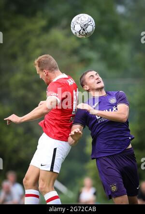 Dani de Wit von AZ und Taylor Harwood Bellis von Anderlecht kämpfen während eines Freundschaftsspiels zwischen dem niederländischen Team AZ Alkmaar und dem RSC Anderlec um den Ball Stockfoto