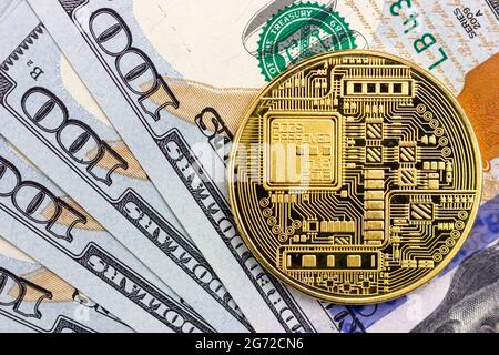 Bitcoin-Münze auf dem Hintergrund von hundert Dollar-Scheinen. Blockchain-Technologien. Stockfoto